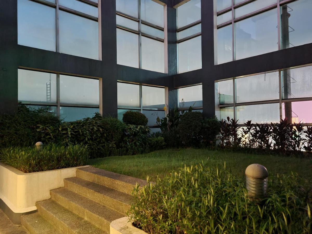 Huge Condo Unit Near Burgos Circle, St Lukes, Shangri-La - P Hamptons T1 Makati City Екстериор снимка